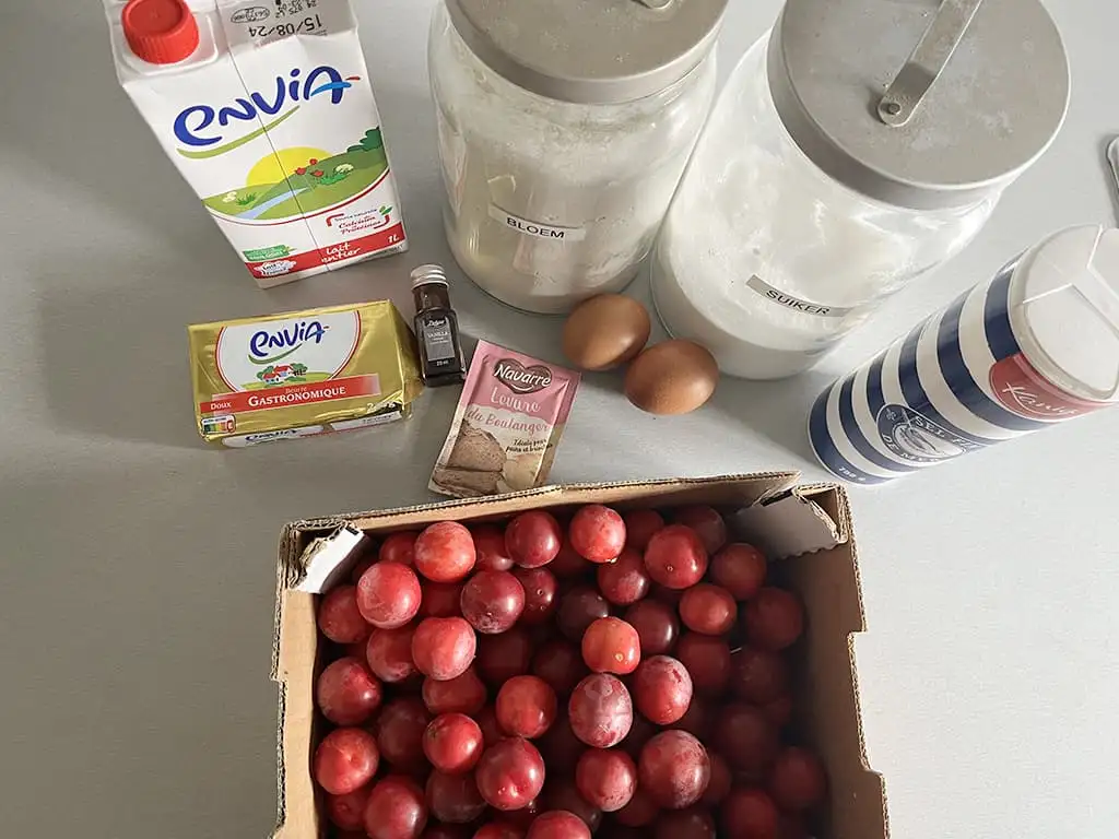 Pruimenvlaai met kruimels en pudding ingrediënten