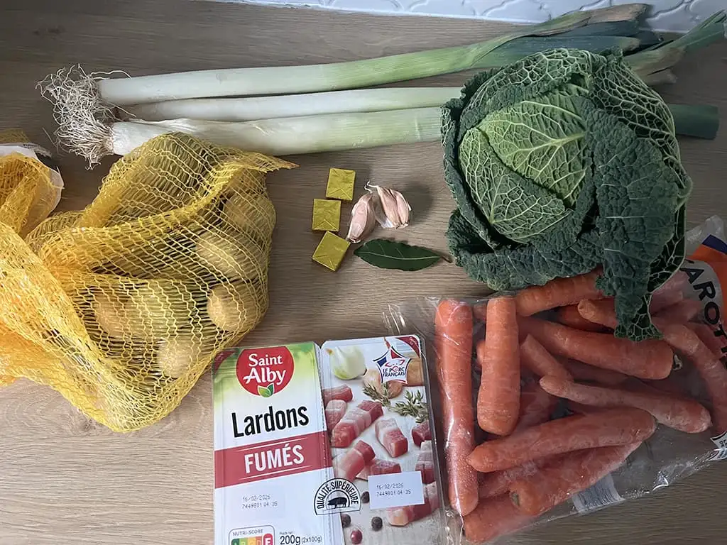 Maaltijdsoep met aardappel, savooiekool en wortel ingrediënten