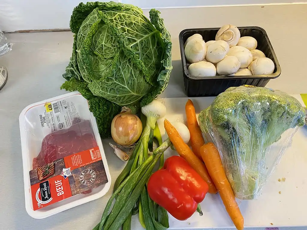 Biefstuk uit de wok met pindasaus ingrediënten