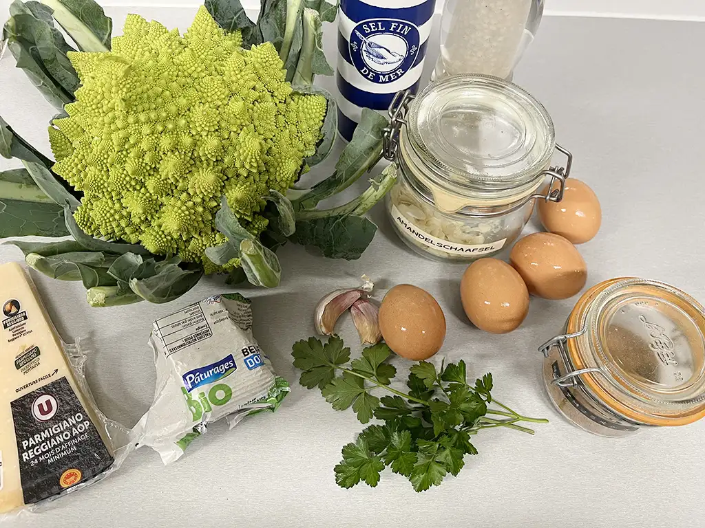 Hele romanesco met ei ingrediënten
