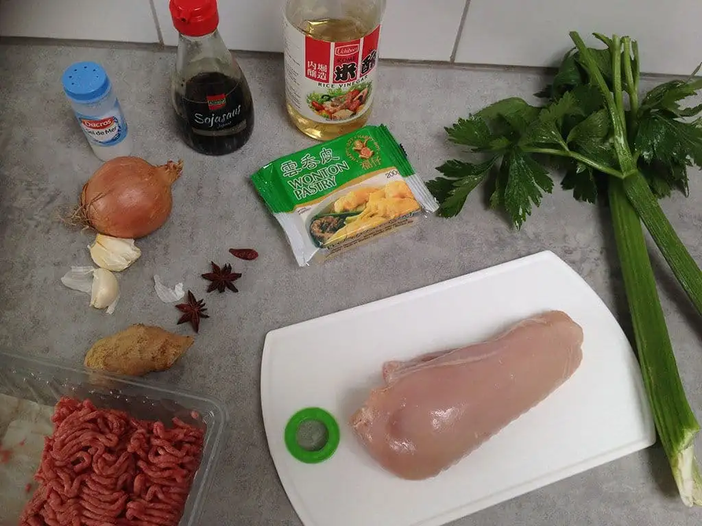 Wontons in kruidige kippenbouillon ingrediënten