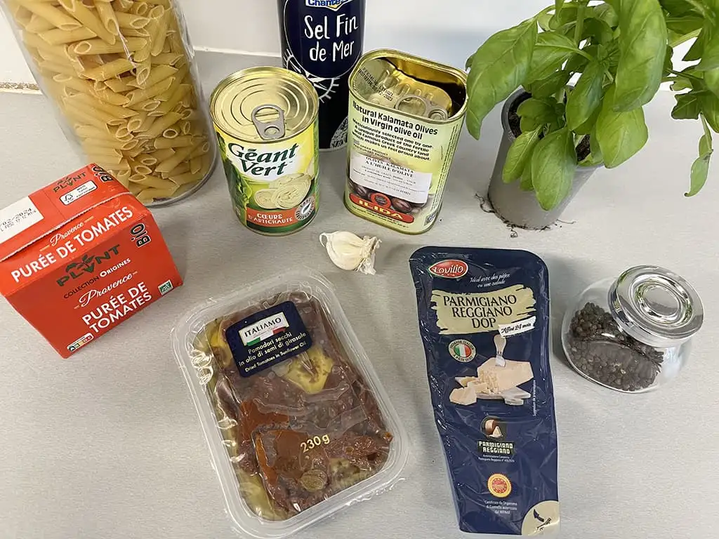 Pasta met artisjok en olijven ingrediënten