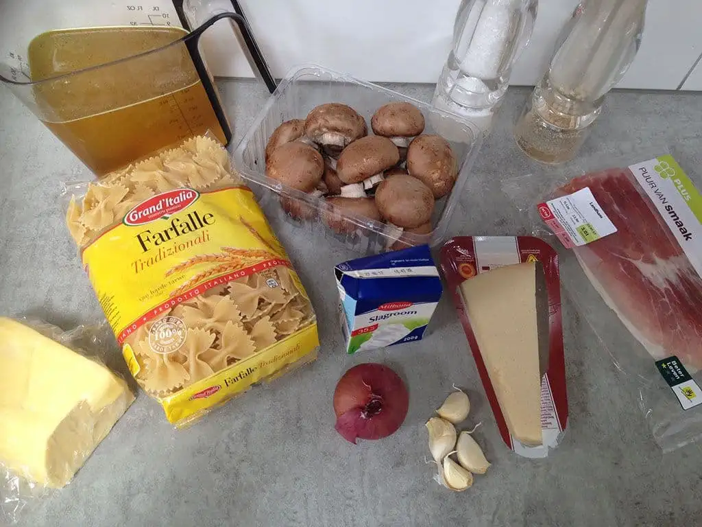 Romige farfalle met champignons en ham ingrediënten