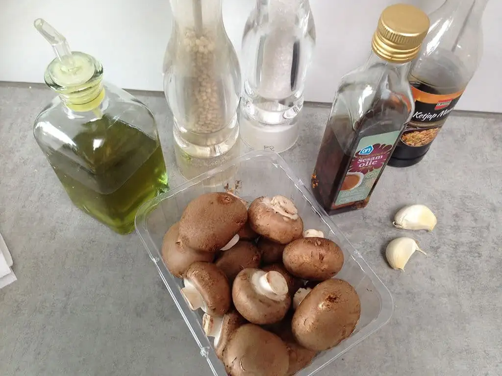 Gemarineerde kastanjechampignons van de barbecue ingrediënten