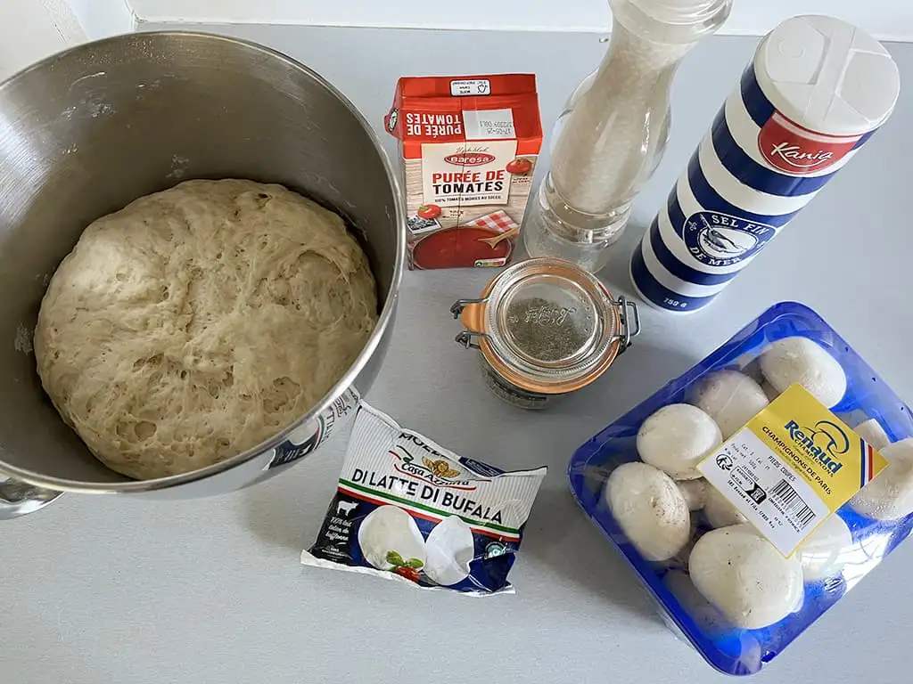 Pizza funghi (pizza met champignons) ingrediënten