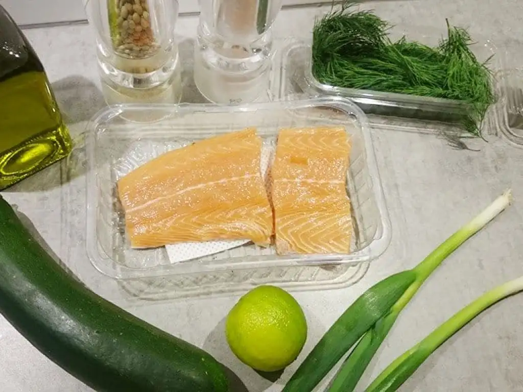 Op de huid gebakken zalm met lente ui en limoen ingrediënten