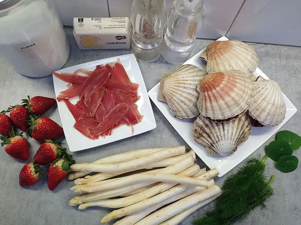 Coquilles met witte asperges en aardbeien salade ingrediënten