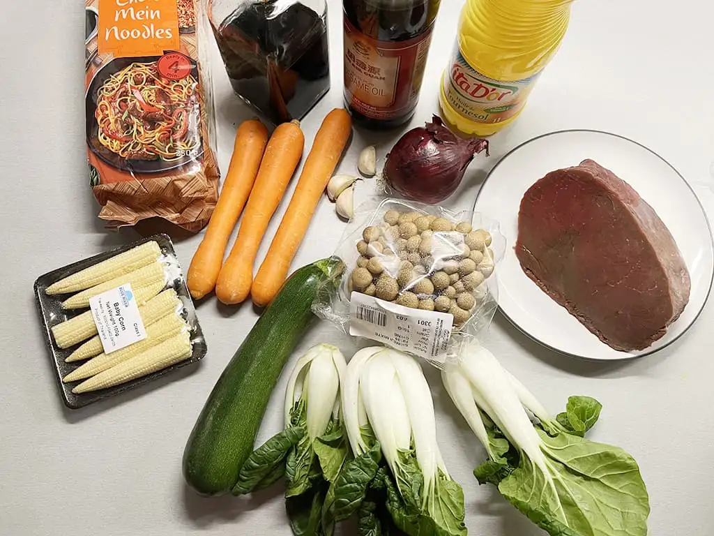Biefstukpuntjes met noedels en groenten ingrediënten