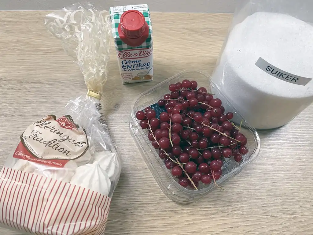 Eton mess met rode bessen ingrediënten