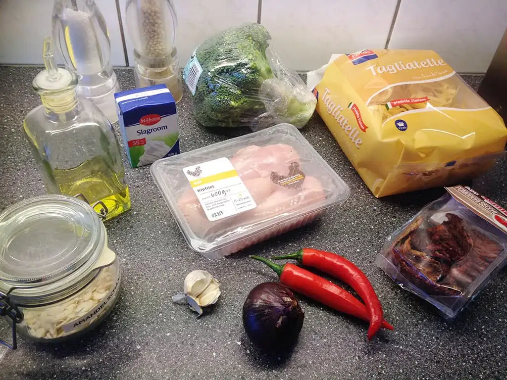 Romige tagliatelle met broccoli en kip ingrediënten