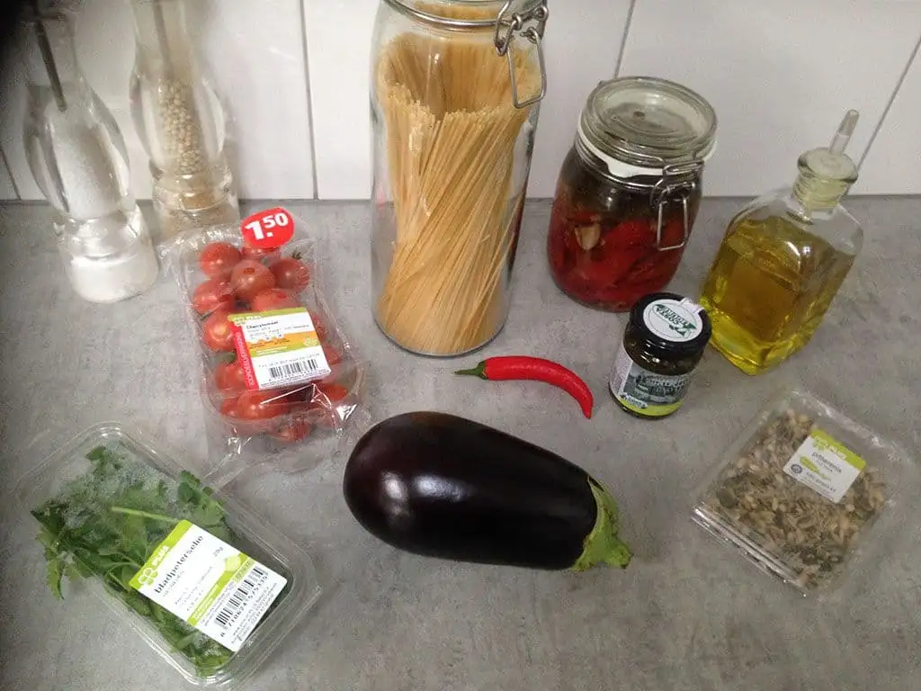 Pasta met geroosterde groenten en pesto ingrediënten