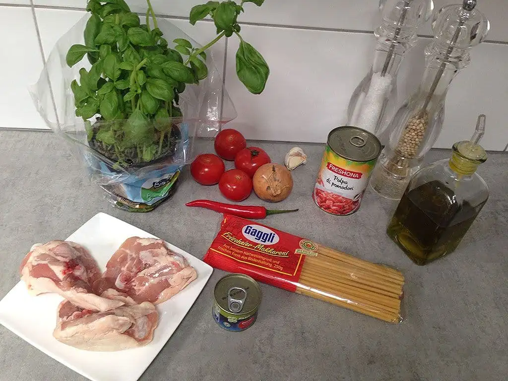 Pittige kippendijen tomaten pasta ingrediënten