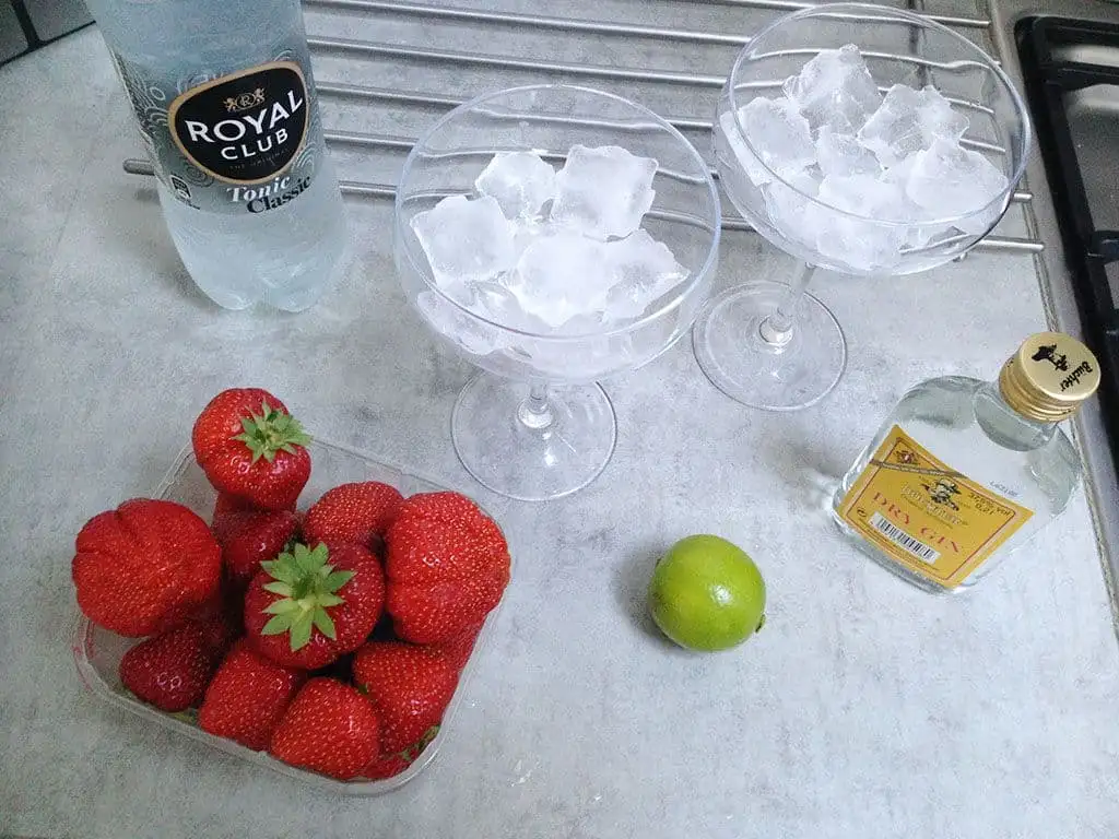 Gin tonic met aardbeien en limoen ingrediënten