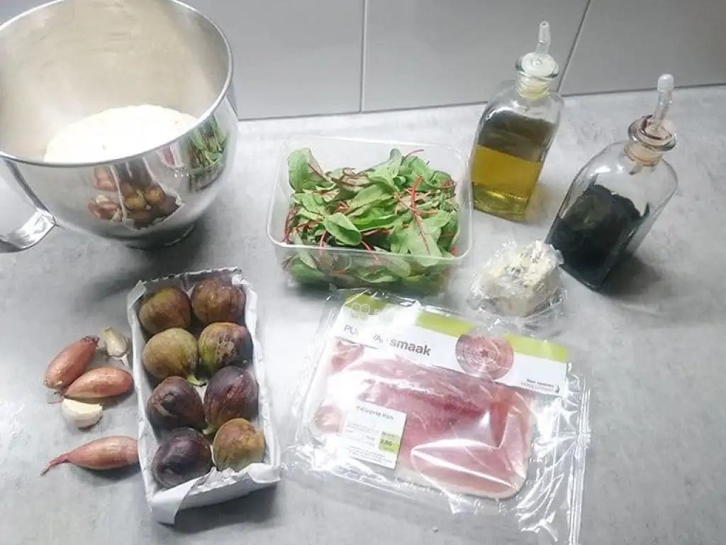 Pizza met verse vijgen ingrediënten