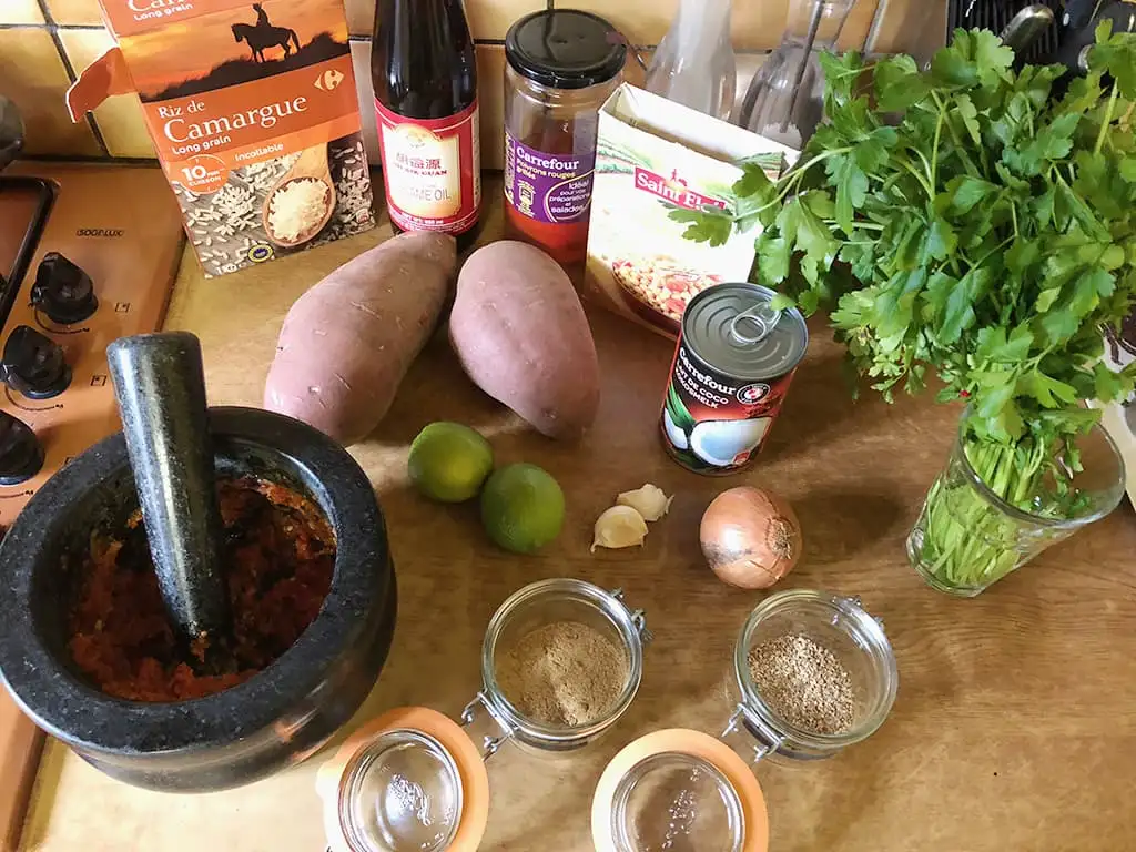 Zoete aardappel curry met krokante kikkererwten ingrediënten