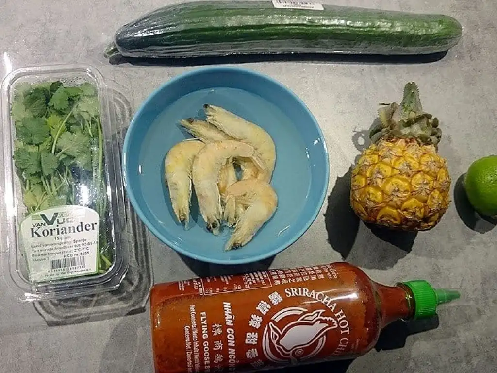 Gevulde baby ananas met garnalen ingrediënten