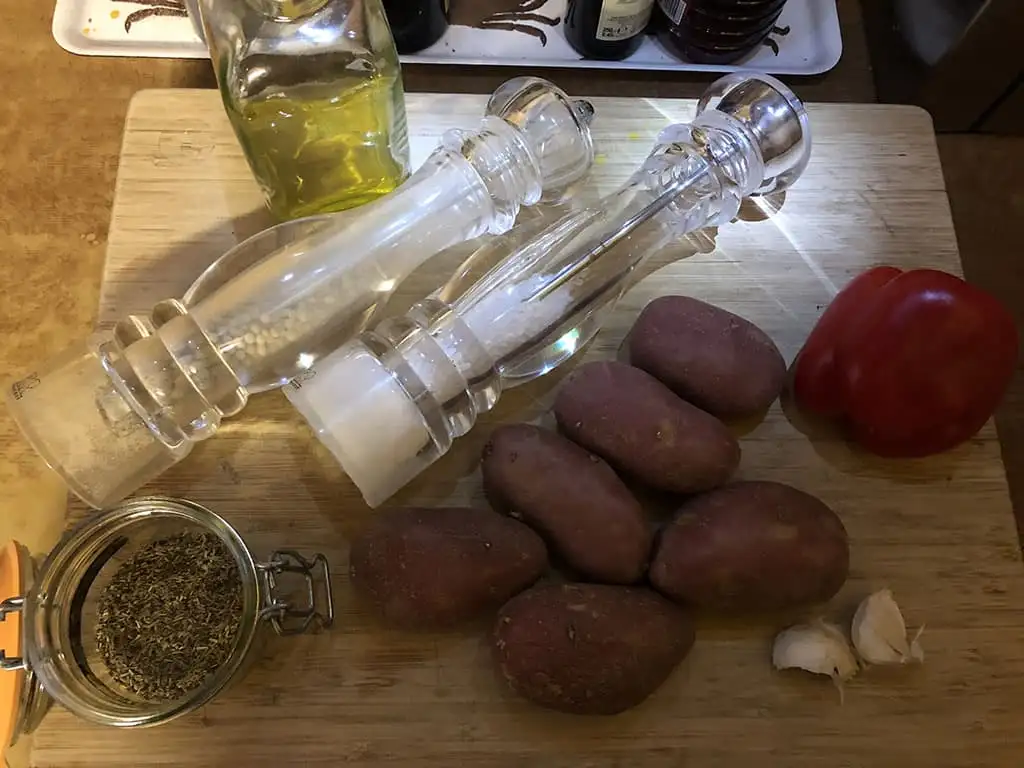 Makkelijke geroosterde rode aardappels met paprika ingrediënten