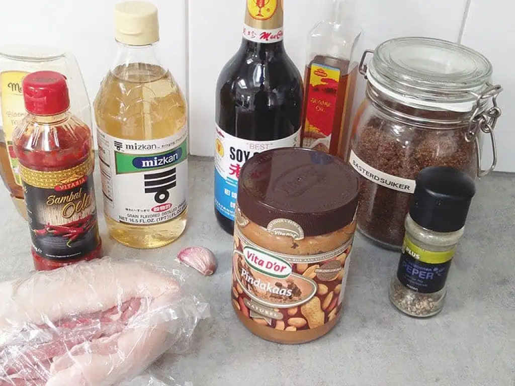 Langzaam gegaard buikspek in pindakaas marinade ingrediënten