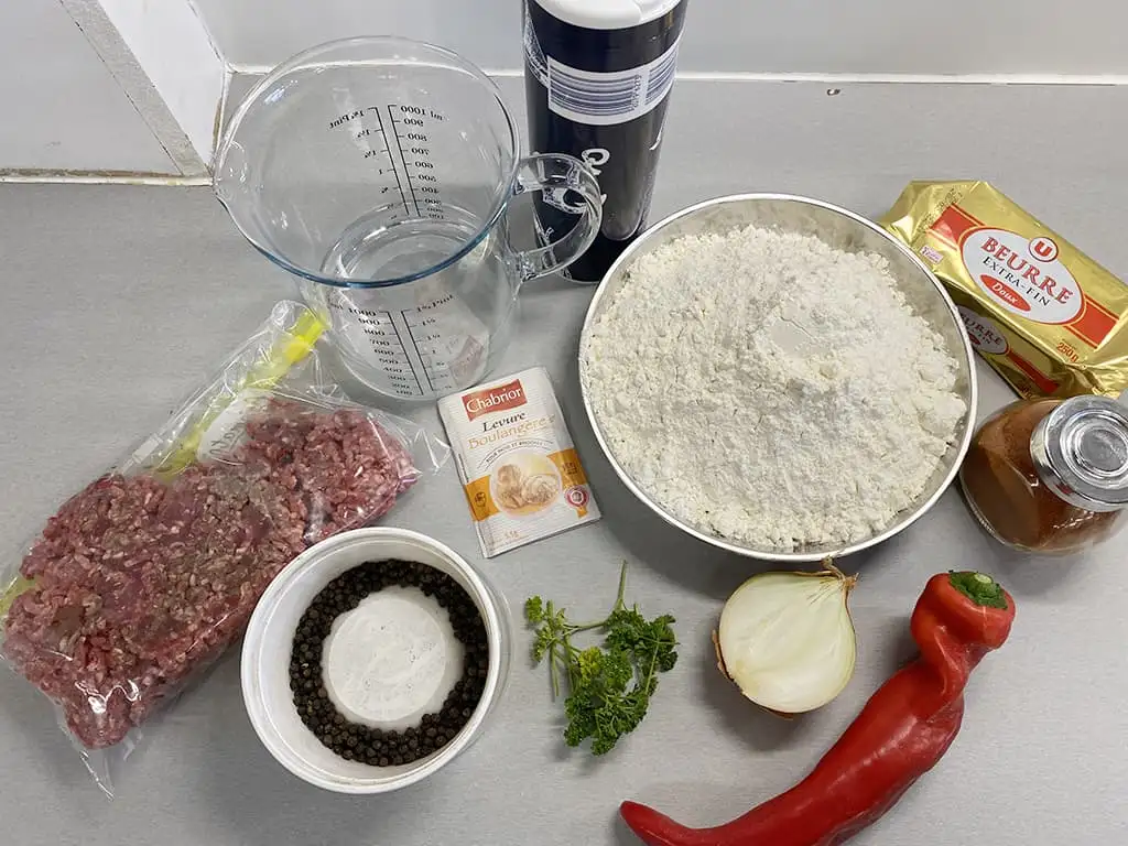 Etli ekmek (Turks platbrood met gehakt) ingrediënten