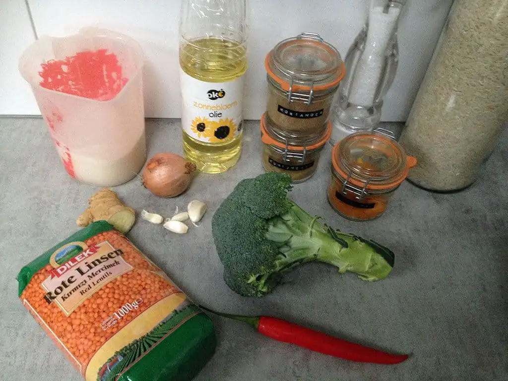 Vegetarische rode linzen en broccoli stoof ingrediënten