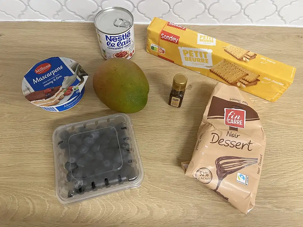 Mango toetje in een glaasje ingrediënten