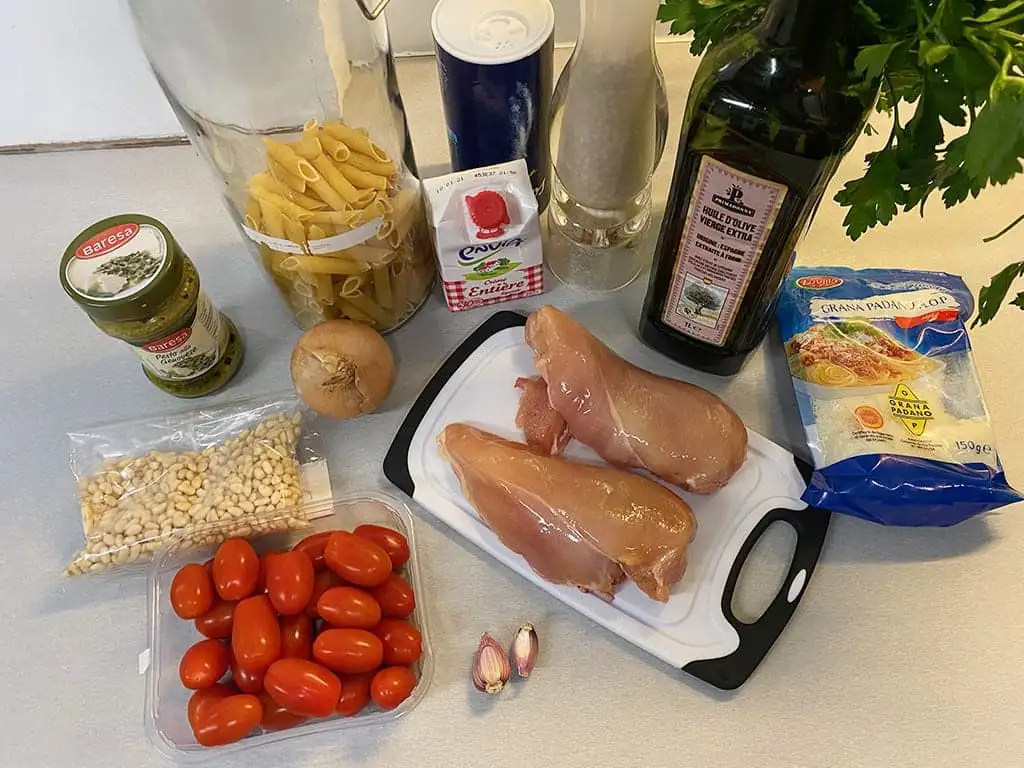 Pasta pesto met kip ingrediënten