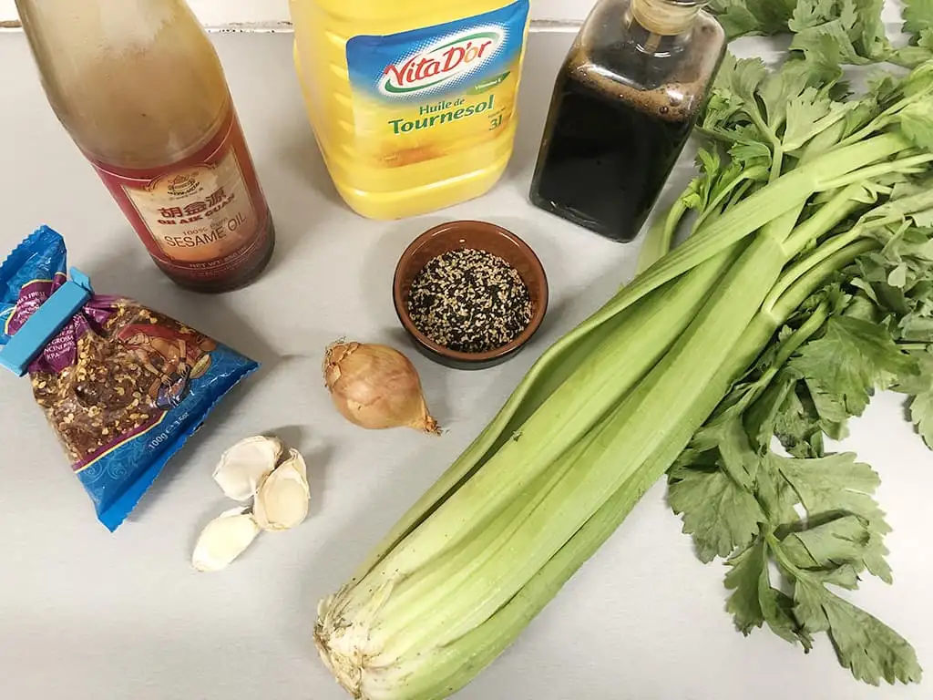 Gewokte bleekselderij met knoflook ingrediënten