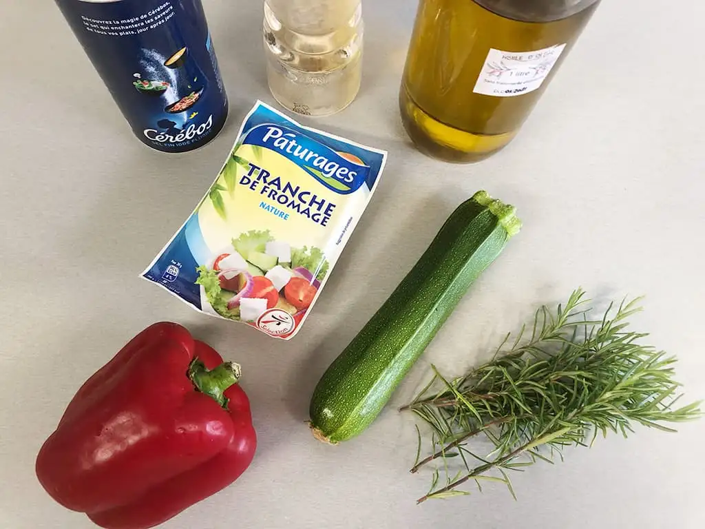 Groenten spiesjes met feta en rozemarijn van de bbq ingrediënten