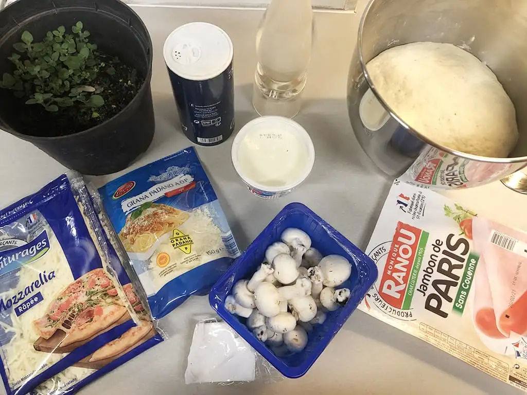 Makkelijke pizza met ham en champignons ingrediënten