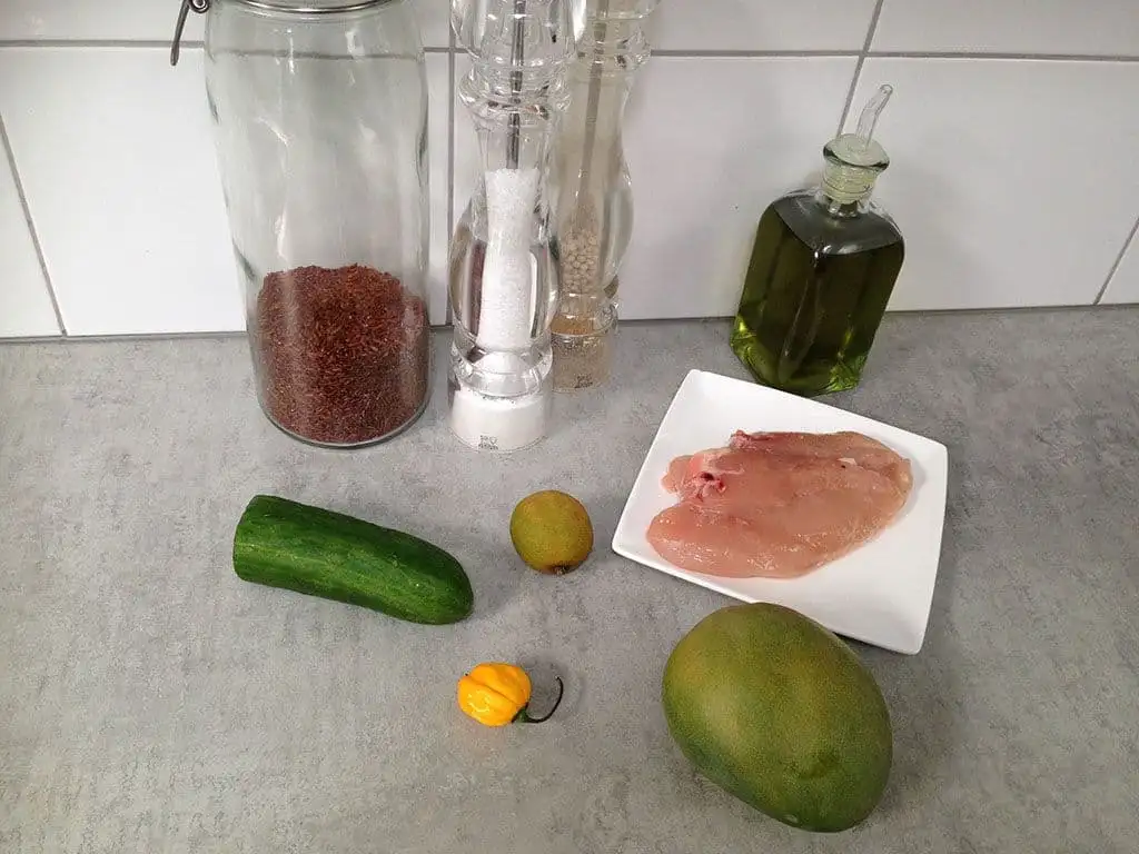 Pittige rode rijst salade met kip en mango ingrediënten