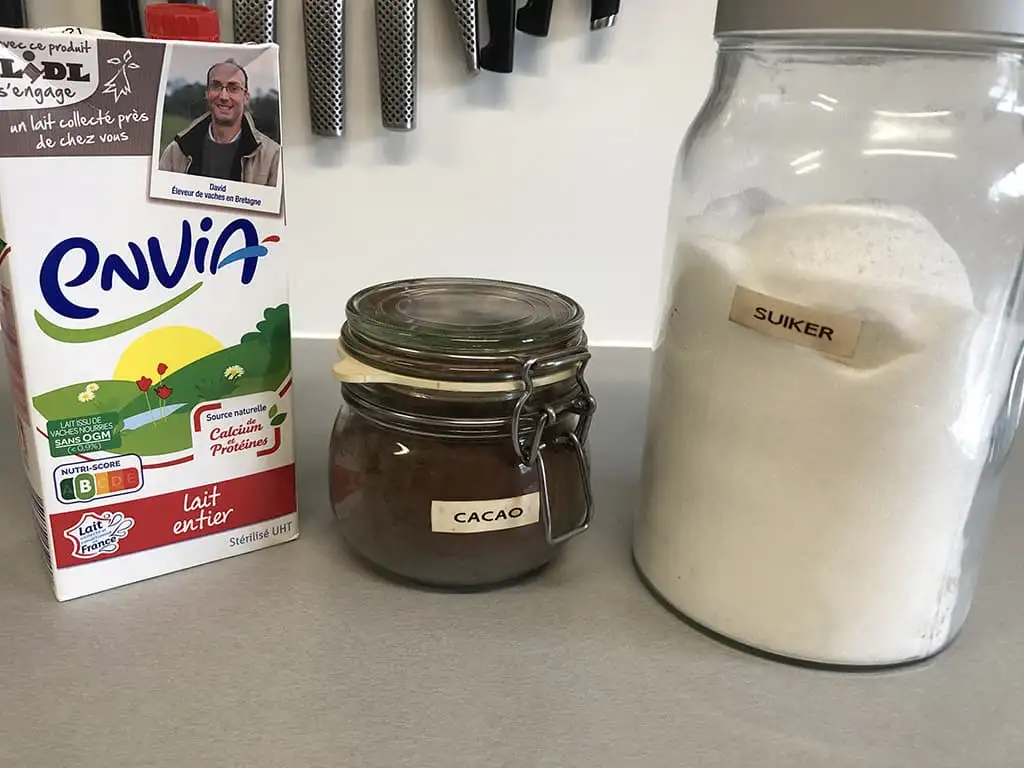Warme chocolademelk van cacao ingrediënten