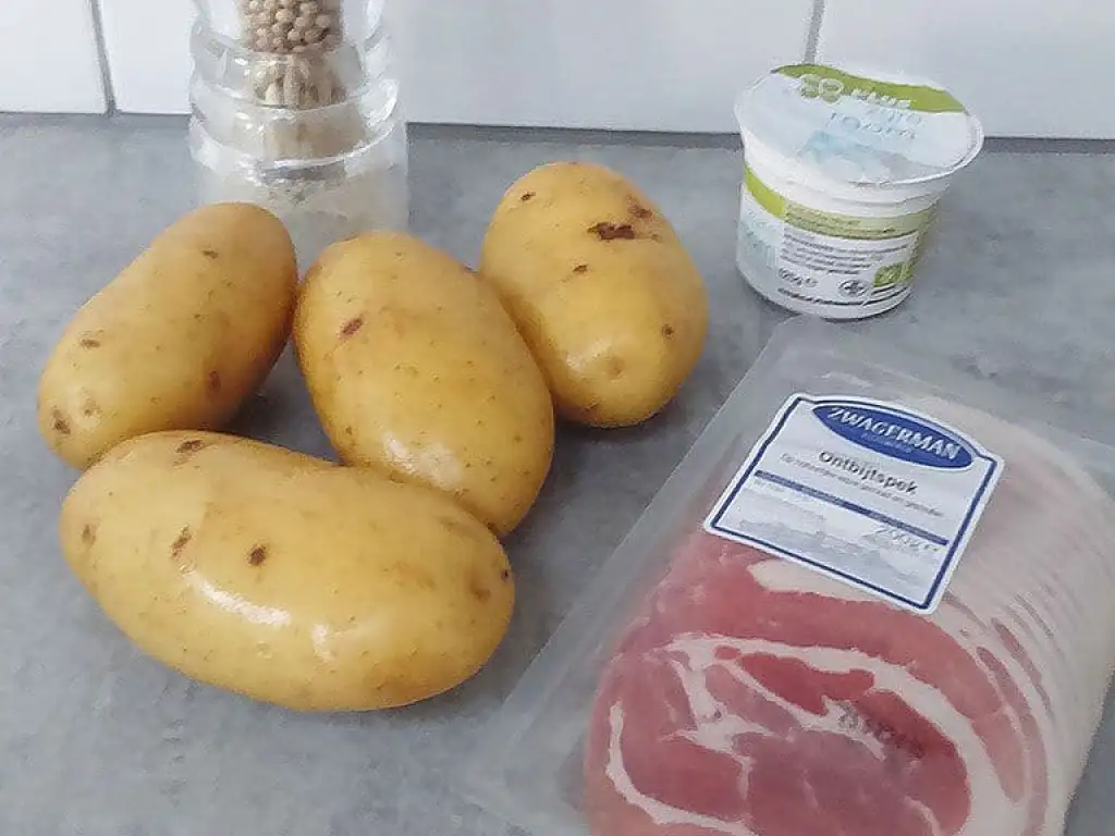 Gepofte aardappel met speksaus ingrediënten