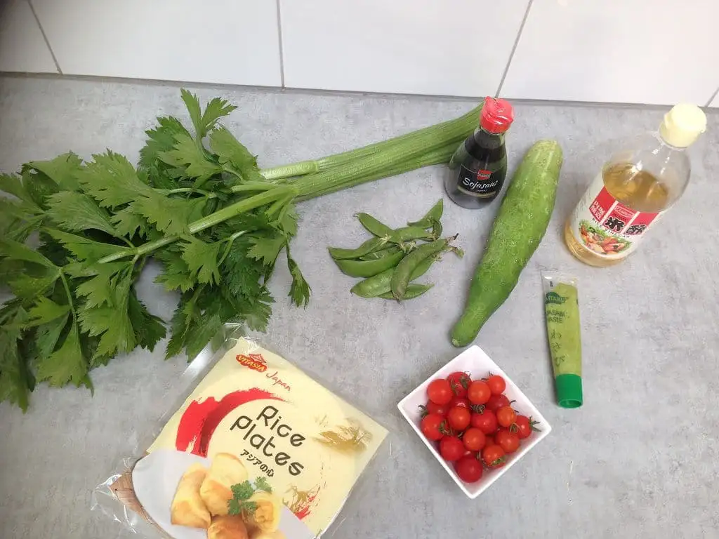 Frisse springrolls met bleekselderij en komkommer ingrediënten