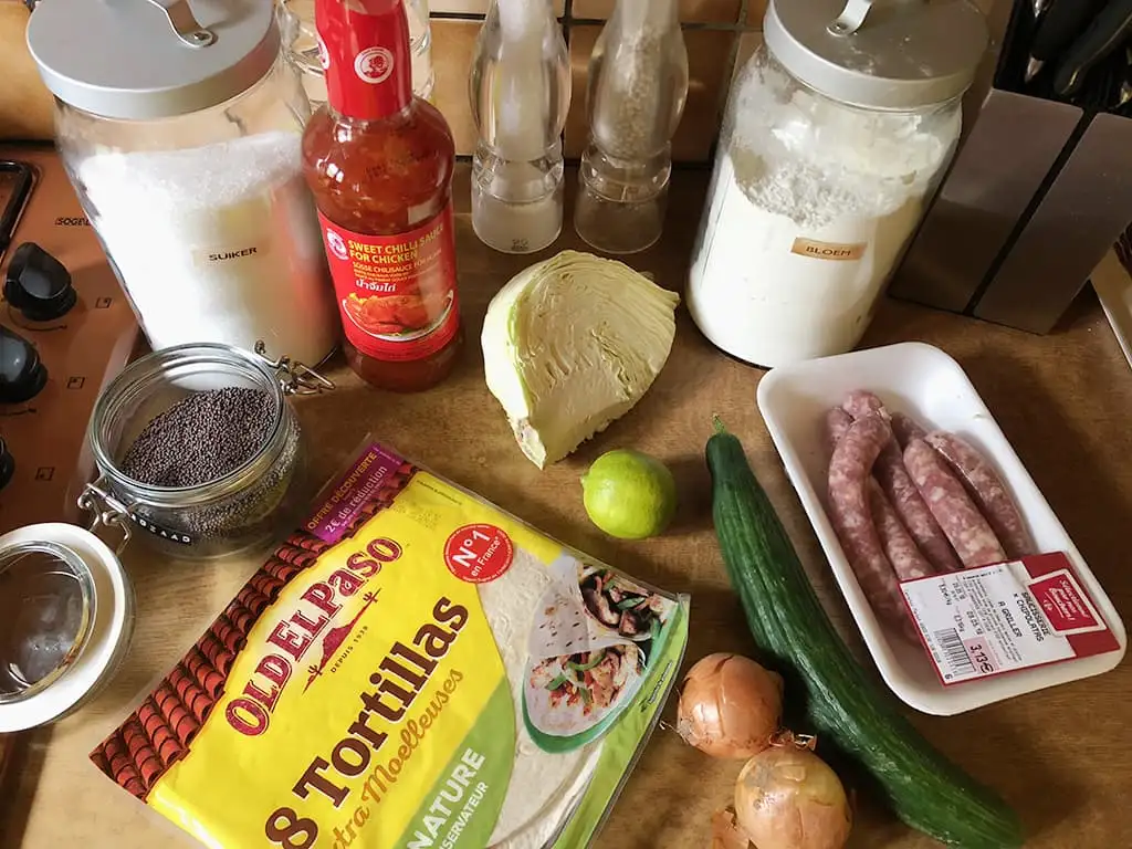 Tortilla's met worstjes, witte kool en krokante ui ingrediënten