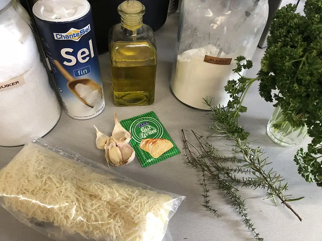 Knoflookbrood met kruiden ingrediënten