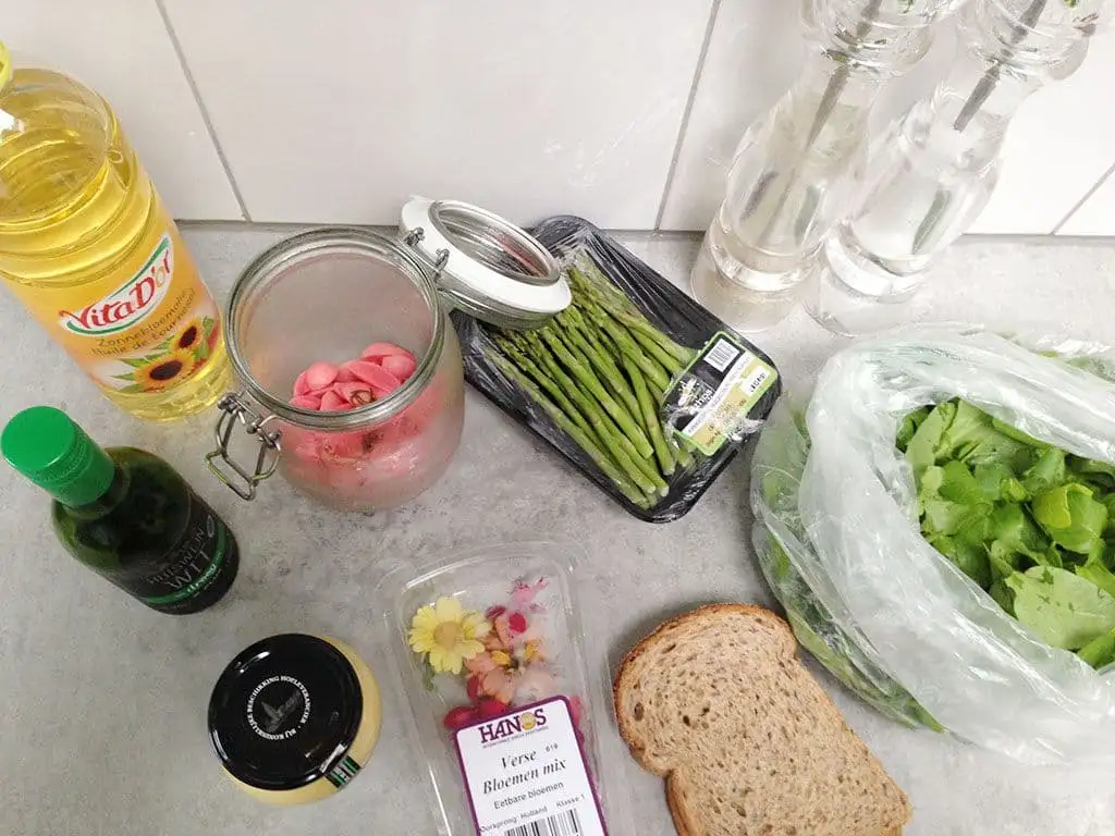 Groene aspergesalade met eetbare bloemen ingrediënten