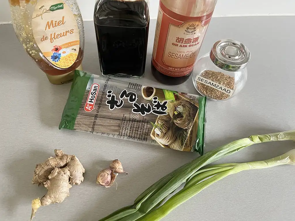 Soba noedels met sesam ingrediënten