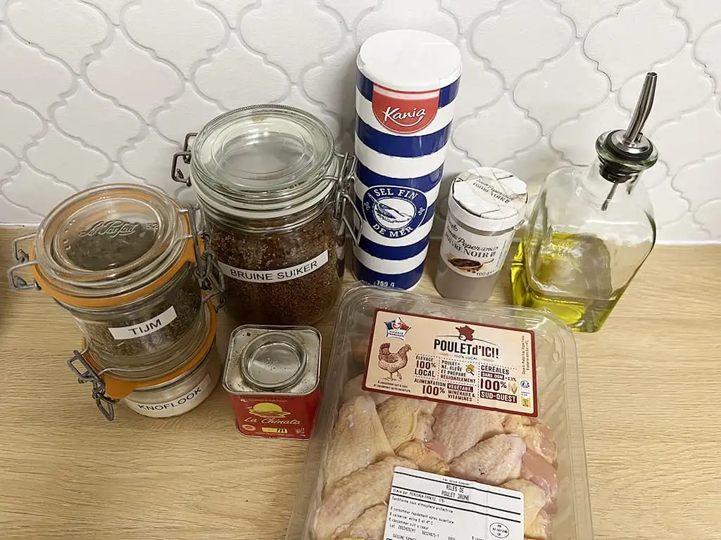 Kipkluifjes van de barbecue ingrediënten