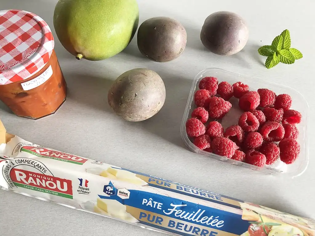 Bladerdeegtaart met rozenbotteljam en fruit ingrediënten