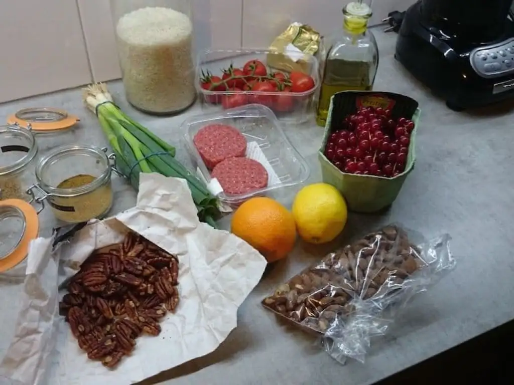 Gekarameliseerde pecannoten rijst met ovengebakken tomaten ingrediënten