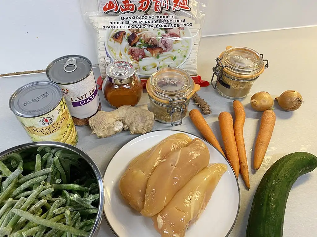 Wokschotel met kip in kurkuma-kokossaus ingrediënten