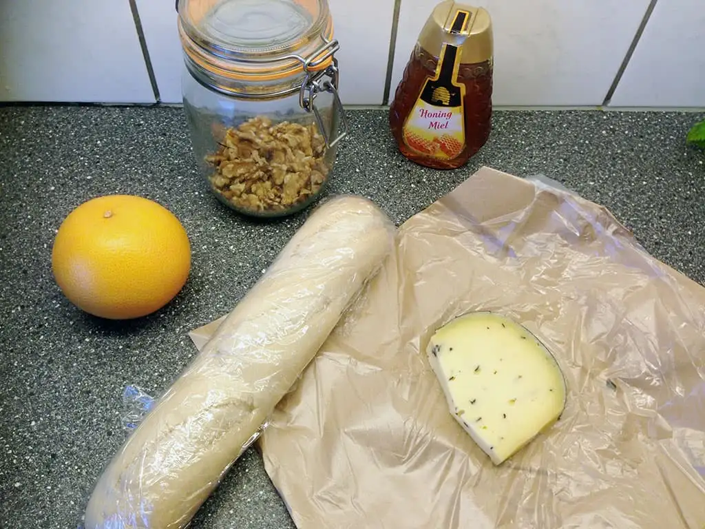 Crostini met truffelkaas en grapefruit ingrediënten