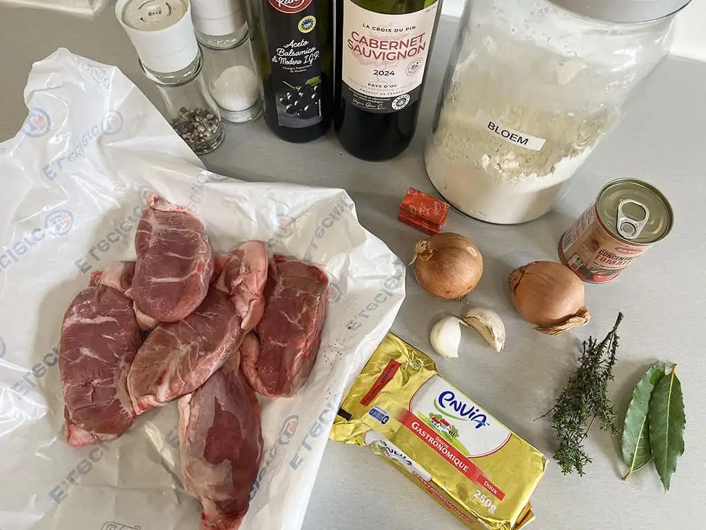 Gestoofde varkenswangen in rode wijn ingrediënten