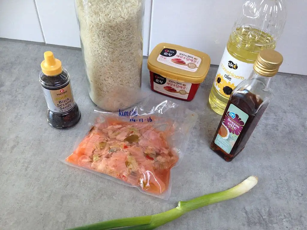 Gebakken rijst met kimchi en gochujang varkensvlees ingrediënten