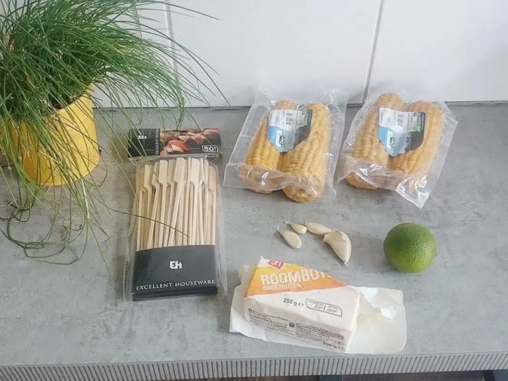 Gegrilde maïskolf van de BBQ met knoflookboter ingrediënten