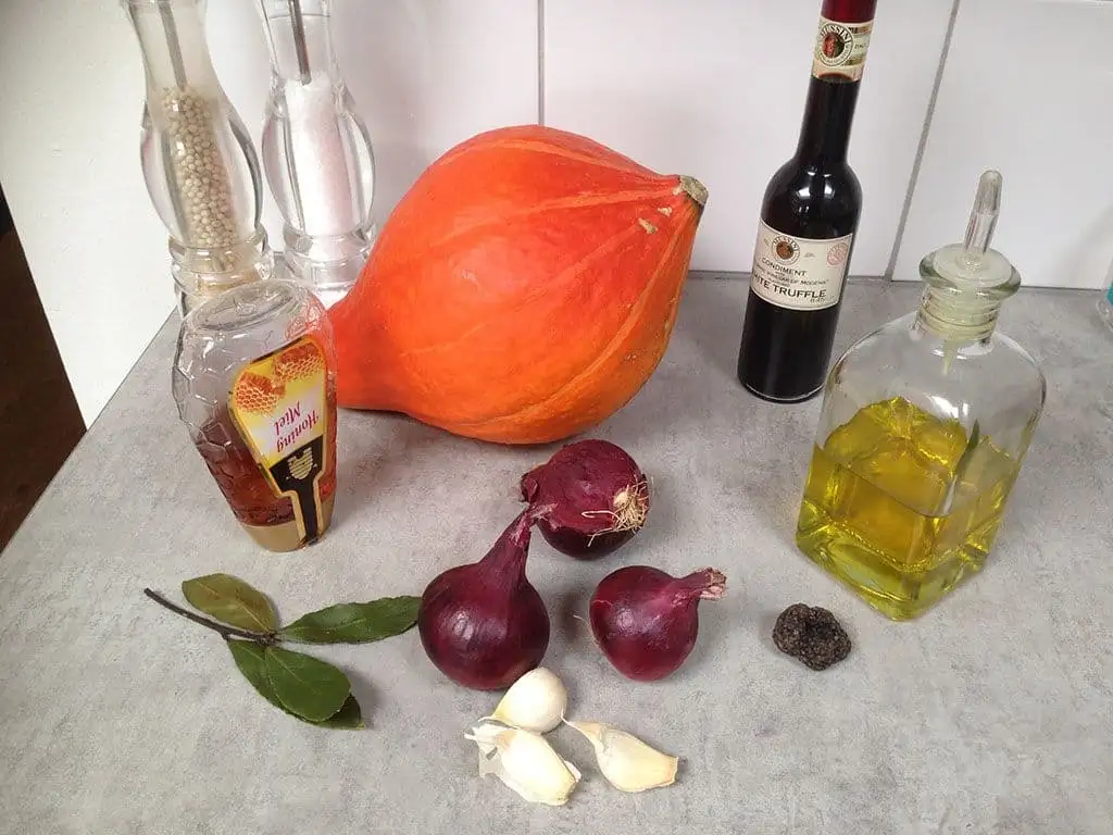 Geroosterde pompoen met rode ui en truffel ingrediënten