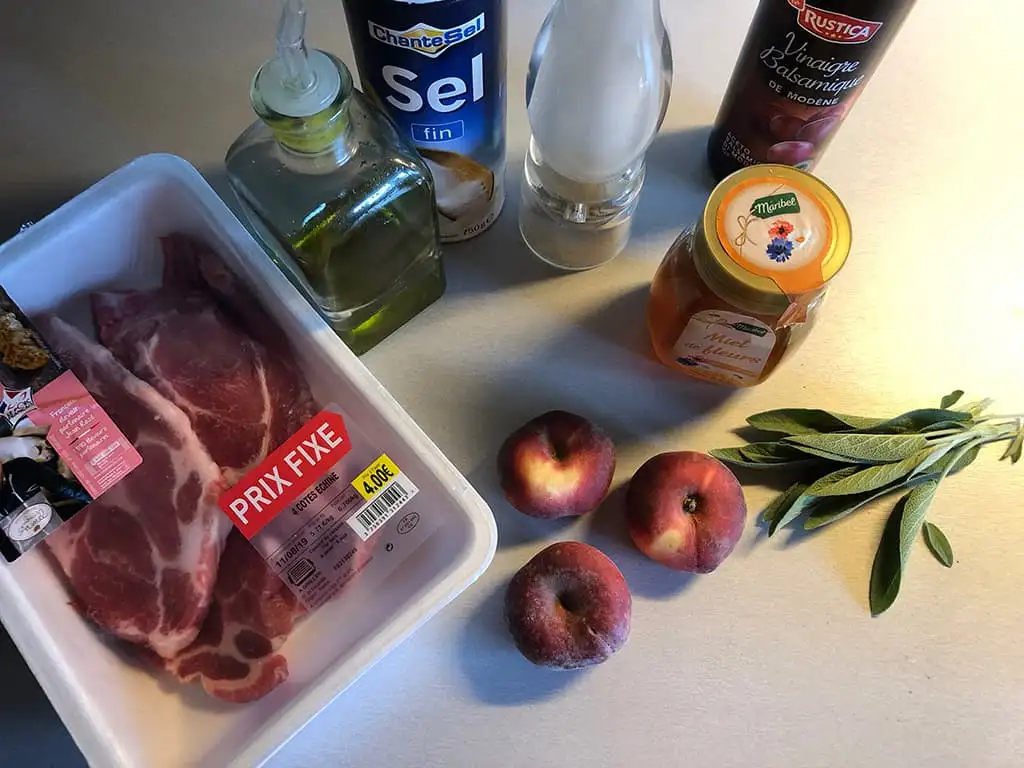 BBQ varkensvlees en perzik spiesen ingrediënten