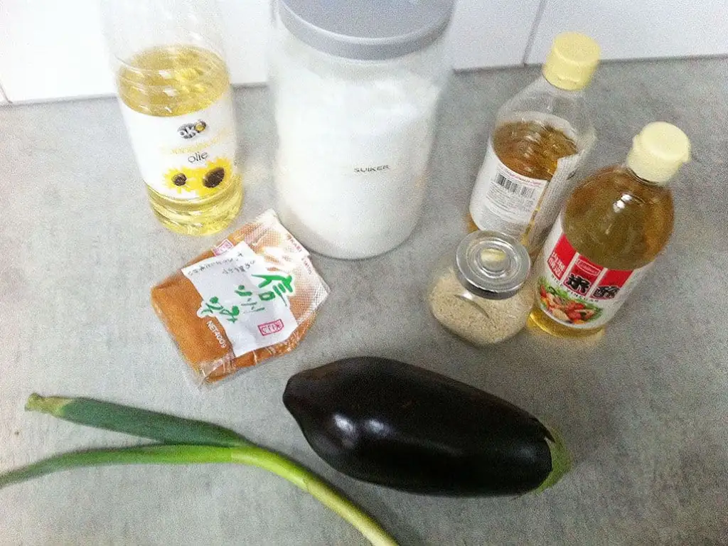 Geglazuurde aubergine met miso ingrediënten