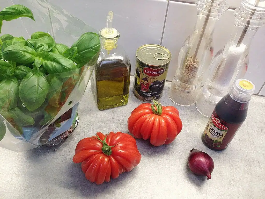 Coeur de boeuf tomaten carpaccio met zwarte olijven ingrediënten