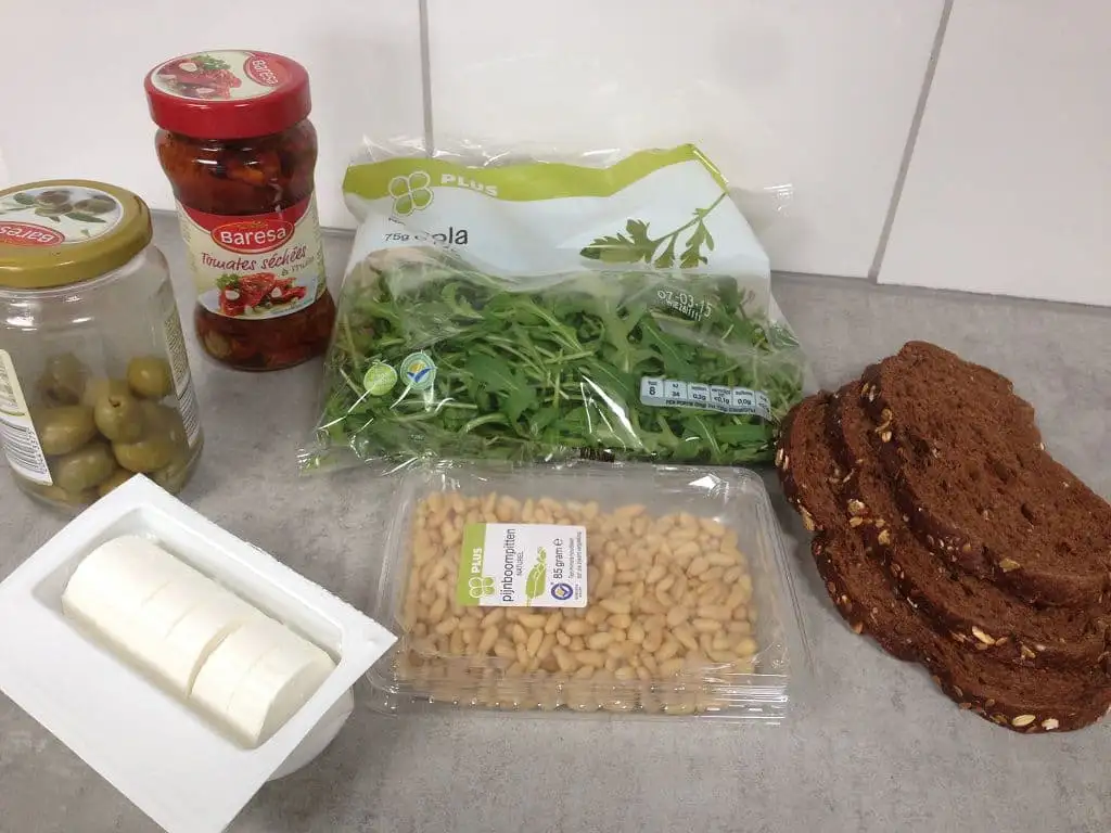 Broodje geitenkaas, zongedroogde tomaten en olijven ingrediënten